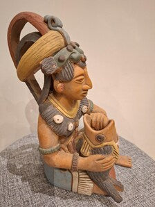 Grande statuette Maya polychrome – Dignitaire à l’offrande – Atelier Arcia – 22cm