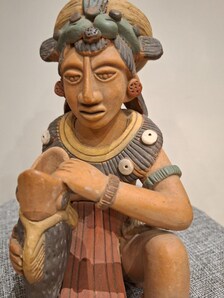 Grande statuette Maya polychrome – Dignitaire à l’offrande – Atelier Arcia – 22cm