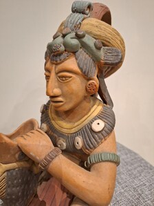 Grande statuette Maya polychrome – Dignitaire à l’offrande – Atelier Arcia – 22cm