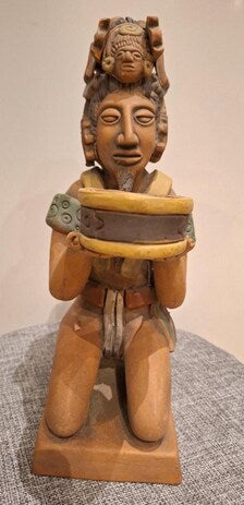 Statuette Maya en terre cuite polychrome – Dignitaire à l’offrande – Atelier Arcia – 37 cm