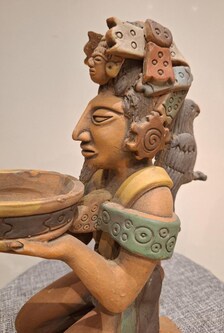 Statuette Maya en terre cuite polychrome – Dignitaire à l’offrande – Atelier Arcia – 37 cm