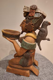 Statuette Maya en terre cuite polychrome – Dignitaire à l’offrande – Atelier Arcia – 37 cm