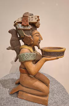 Statuette Maya en terre cuite polychrome – Dignitaire à l’offrande – Atelier Arcia – 37 cm