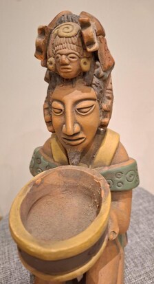 Statuette Maya en terre cuite polychrome – Dignitaire à l’offrande – Atelier Arcia – 37 cm