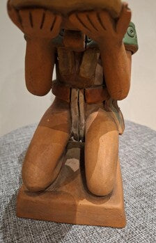 Statuette Maya en terre cuite polychrome – Dignitaire à l’offrande – Atelier Arcia – 37 cm