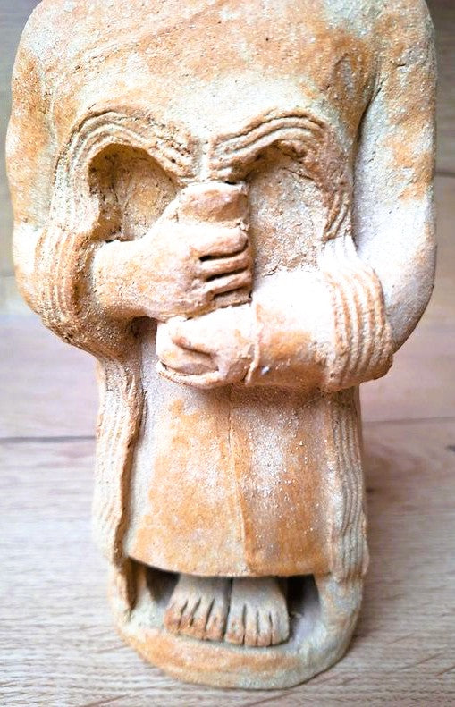 Statuette de Gudéa au Vase Jaillissant - Prince de Lagash | Sculpture Sumérienne en Argile | Art de la Mésopotamie Antique - 26cm
