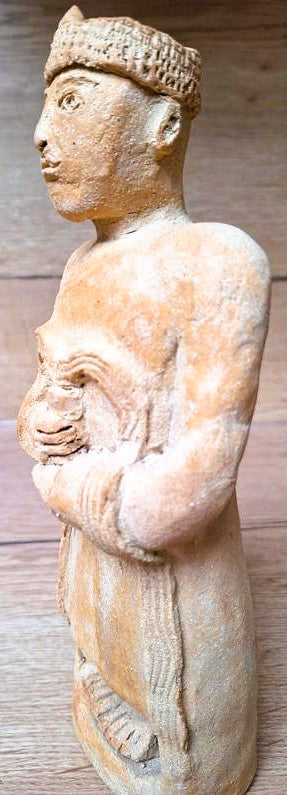 Statuette de Gudéa au Vase Jaillissant - Prince de Lagash | Sculpture Sumérienne en Argile | Art de la Mésopotamie Antique - 26cm