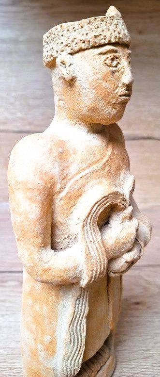 Statuette de Gudéa au Vase Jaillissant - Prince de Lagash | Sculpture Sumérienne en Argile | Art de la Mésopotamie Antique - 26cm