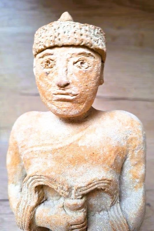 Statuette de Gudéa au Vase Jaillissant - Prince de Lagash | Sculpture Sumérienne en Argile | Art de la Mésopotamie Antique - 26cm
