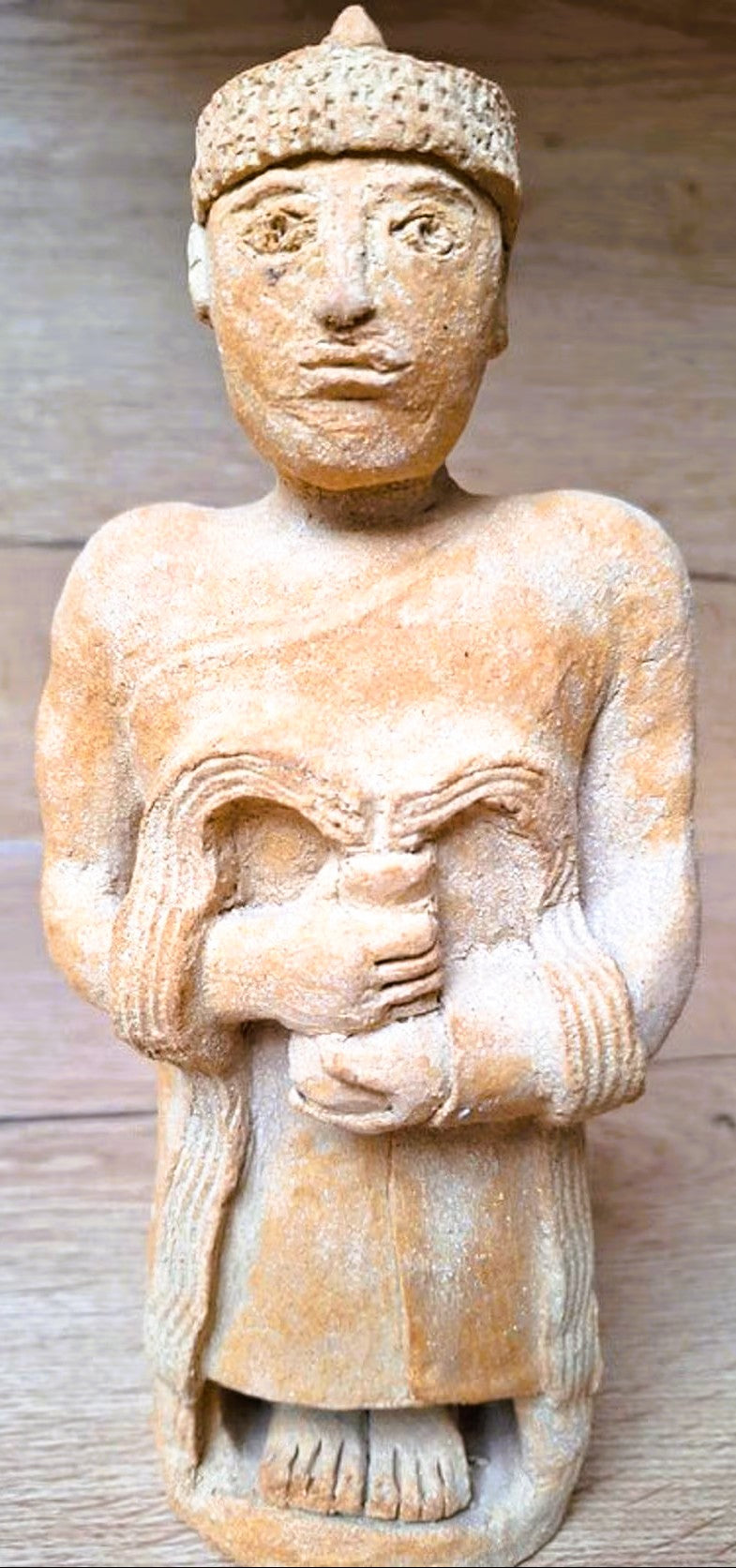 Statuette de Gudéa au Vase Jaillissant - Prince de Lagash | Sculpture Sumérienne en Argile | Art de la Mésopotamie Antique - 26cm