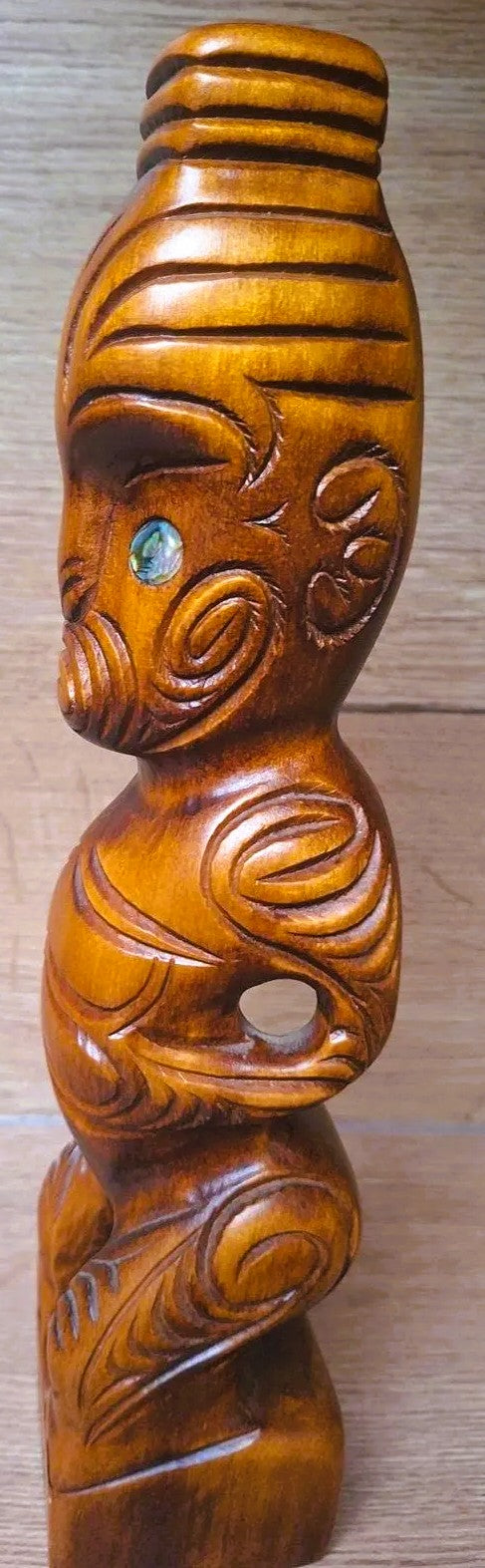 Teko Teko Māori en bois sculpté et pāua – Sculpture traditionnelle Nouvelle-Zélande – 28 cm