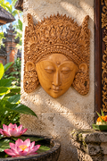 Masque mural en bois de santal représentant une déesse de Bali, Indonésie. 13,5 × 16 cm